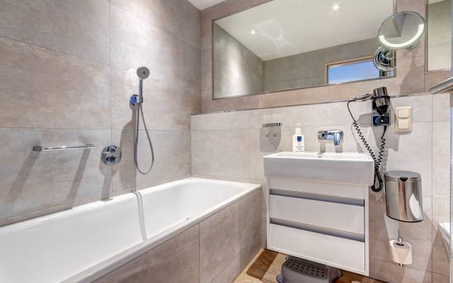 Badezimmer mit Duschwanne im Hotel Seeklause